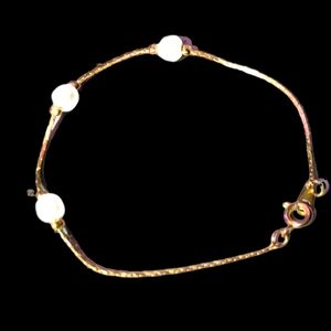 Elegant Gold Bracelet with Pearls